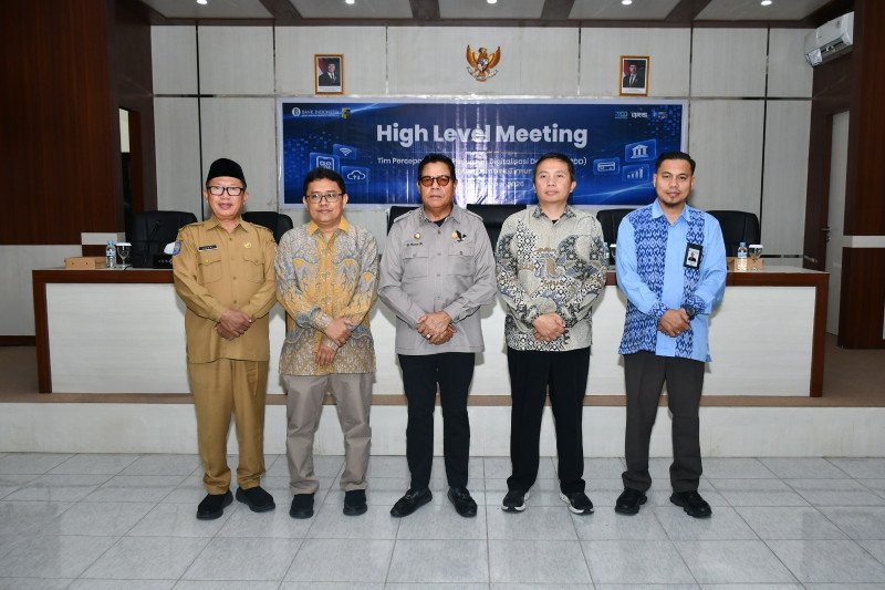Foto Bupati Drs. H. Haerul Warisin, M.Si, Kaban H. Hasni, SE., M.Ak Bersama Deputi Ignatius Adhi Nugroho, SE & Perwakilan BI NTB, Saat High Level Meeting TP2DD Kabupaten Lombok Timur di Rupatama 1 Kantor Bupati Lombok Timur, Selasa (6/10/2026) (PKP Lotim) Foto Bupati Drs. H. Haerul Warisin, M.Si, Kaban H. Hasni, SE., M.Ak Bersama Deputi Ignatius Adhi Nugroho, SE & Perwakilan BI NTB, Saat High Level Meeting TP2DD Kabupaten Lombok Timur di Rupatama 1 Kantor Bupati Lombok Timur, Selasa (6/10/2026) (PKP Lotim)